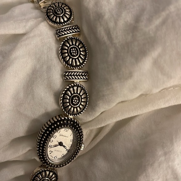 Silver Geneva Watch 🌺 - Picture 3 of 5